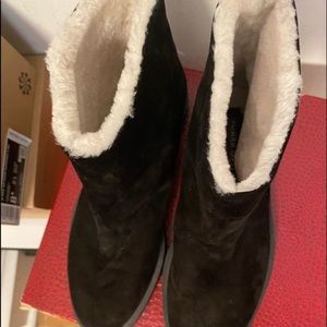 Tamara Mellon Suede Ankle Snow Boots
Black
Shearling Trim
Round-Toes